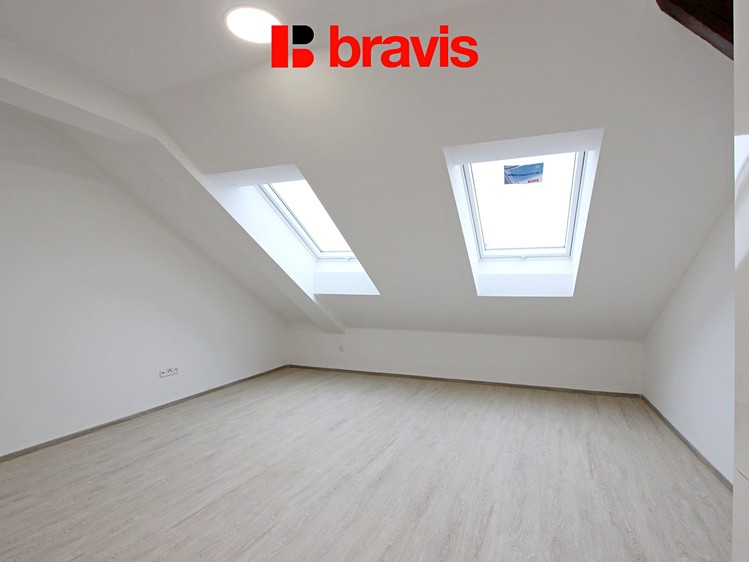 Pronájem bytu 2+kk 62 m² (Podkrovní) - foto 3