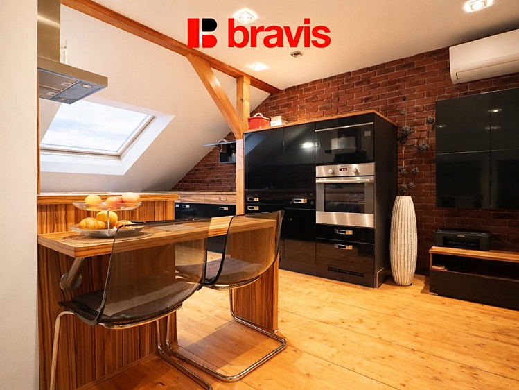 Pronájem bytu 3+kk 109 m² (Podkrovní) - foto 1