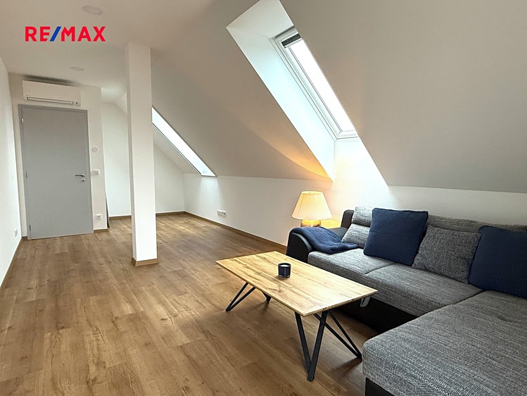 Pronájem bytu 2+1 78 m² - foto 8
