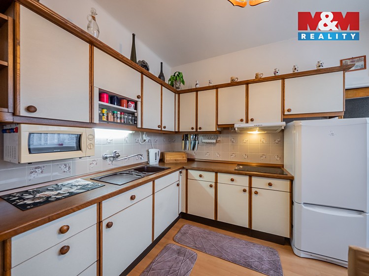 Prodej rodinného domu 142 m², pozemek 960 m² - foto 2