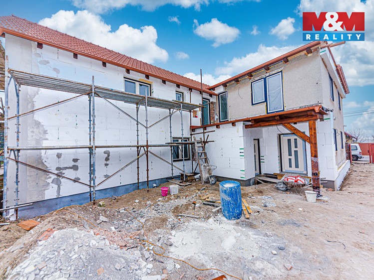 Prodej rodinného domu 257 m², pozemek 765 m² - foto 8