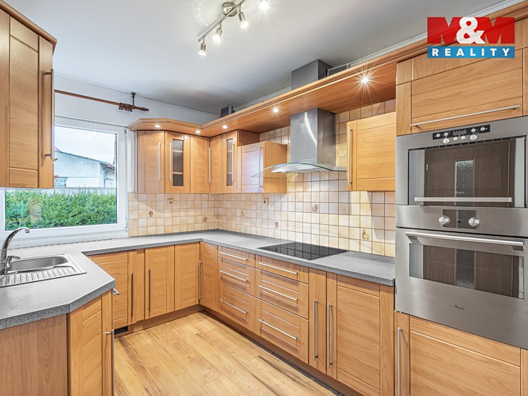 Prodej rodinného domu 210 m², pozemek 761 m² - foto 2