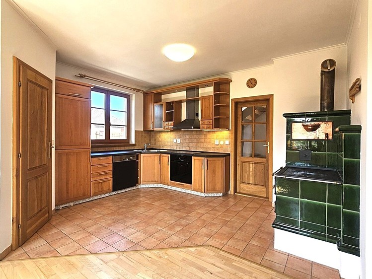 Prodej rodinného domu 252 m², pozemek 1 150 m² - foto 4