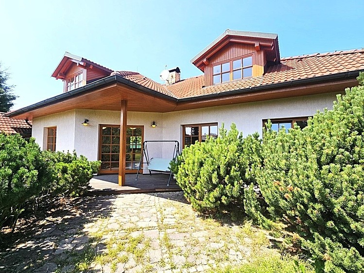 Prodej rodinného domu 252 m², pozemek 1 150 m² - foto 2