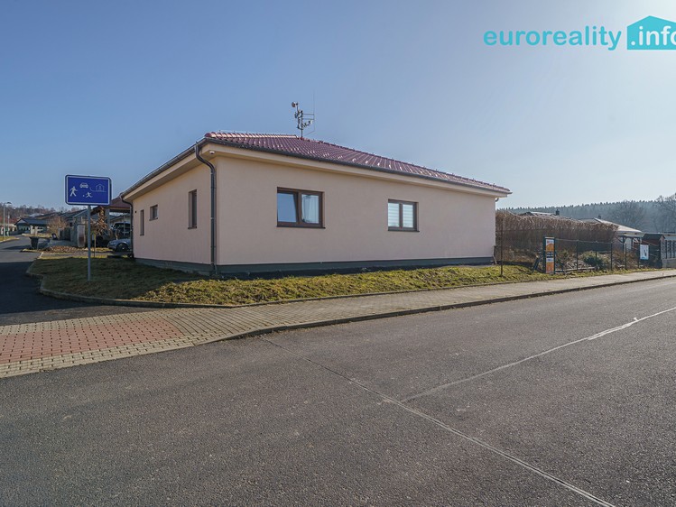 Prodej rodinného domu 158 m², pozemek 724 m² - foto 2
