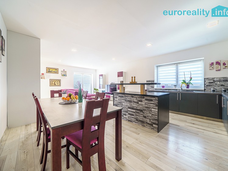Prodej rodinného domu 158 m², pozemek 724 m² - foto 4