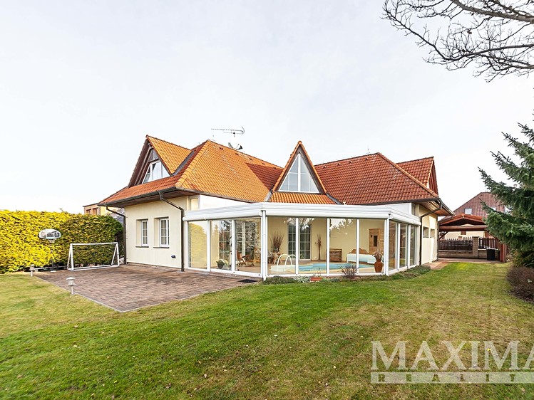 Prodej rodinného domu 348 m², pozemek 1 135 m² - foto 1