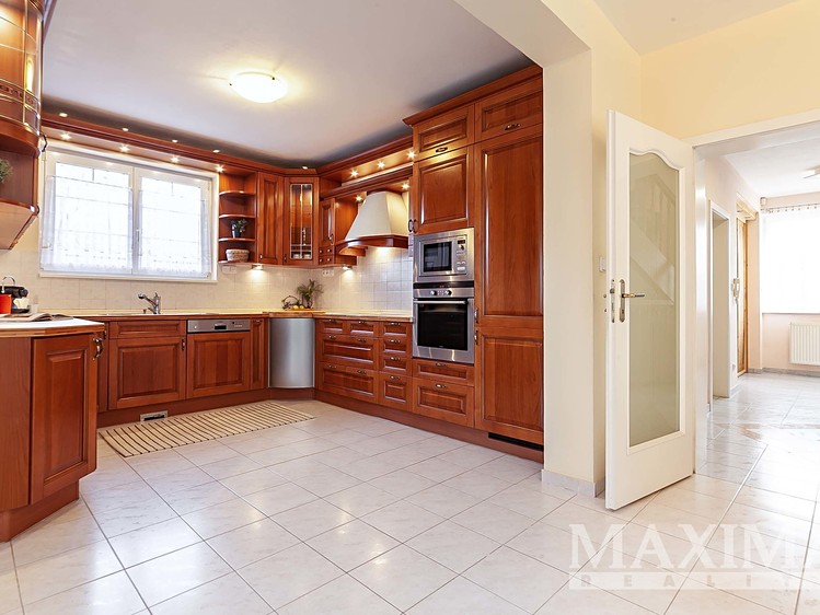 Prodej rodinného domu 348 m², pozemek 1 135 m² - foto 4