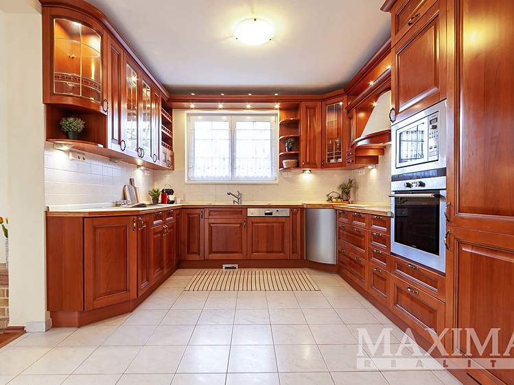 Prodej rodinného domu 348 m², pozemek 1 135 m² - foto 5