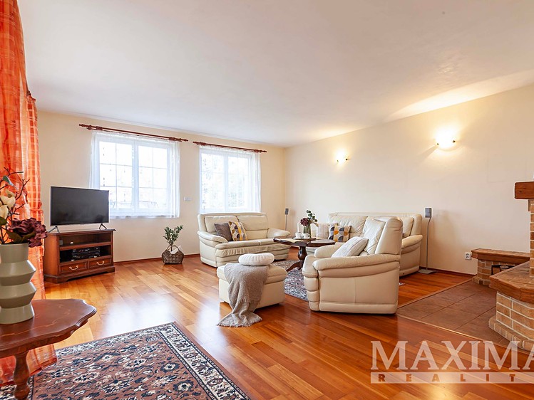 Prodej rodinného domu 348 m², pozemek 1 135 m² - foto 8