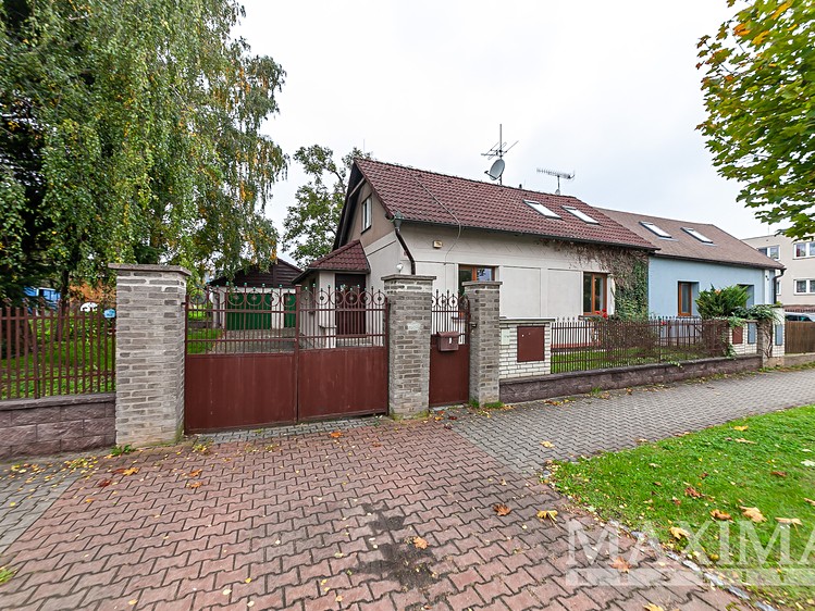 Prodej rodinného domu 230 m², pozemek 654 m² - foto 1