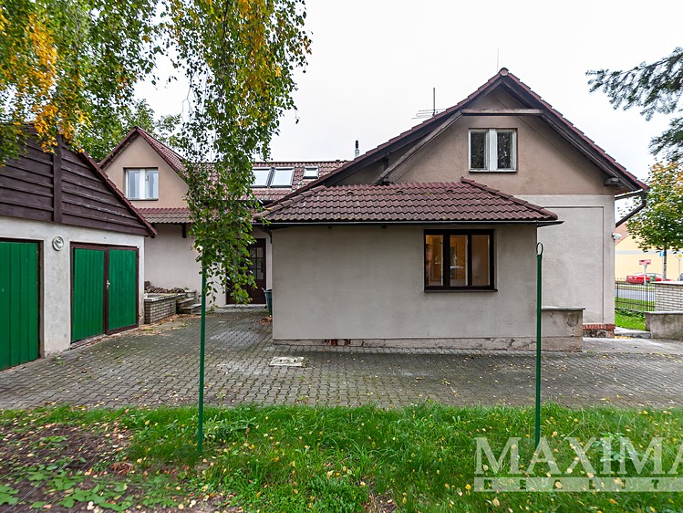 Prodej rodinného domu 230 m², pozemek 654 m² - foto 2