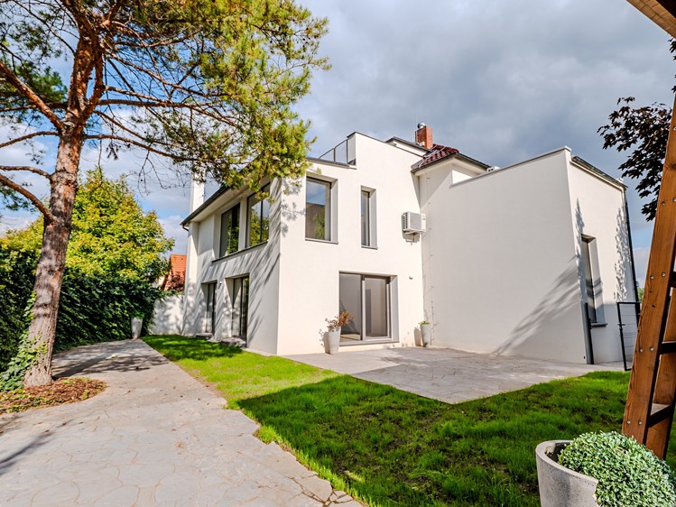 Prodej vícegeneračního domu 334 m², pozemek 508 m² - foto 1