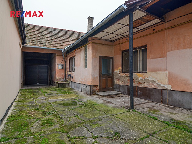 Prodej rodinného domu 215 m², pozemek 1 121 m² - foto 2