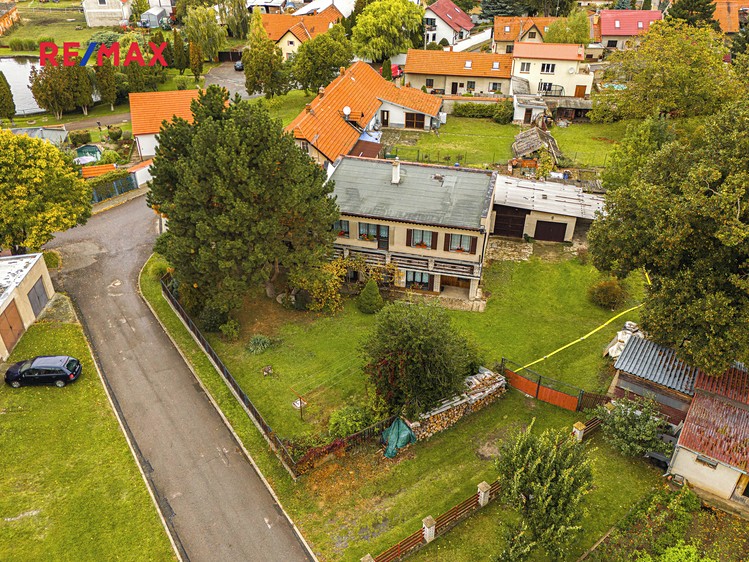 Prodej rodinného domu 307 m², pozemek 698 m² - foto 2