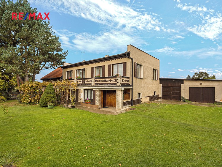 Prodej rodinného domu 307 m², pozemek 698 m² - foto 1