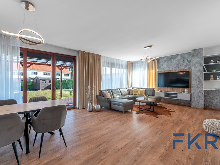Prodej rodinného domu 143 m², pozemek 389 m² - foto 2