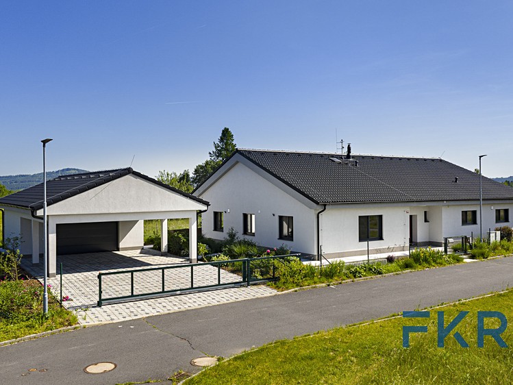 Prodej rodinného domu 205 m², pozemek 1 401 m² - foto 1