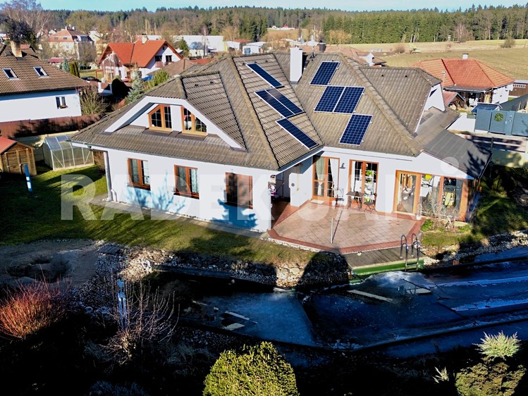 Prodej rodinného domu 250 m², pozemek 1 608 m² - foto 1
