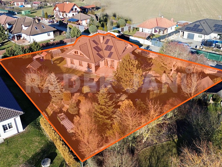 Prodej rodinného domu 250 m², pozemek 1 608 m² - foto 2