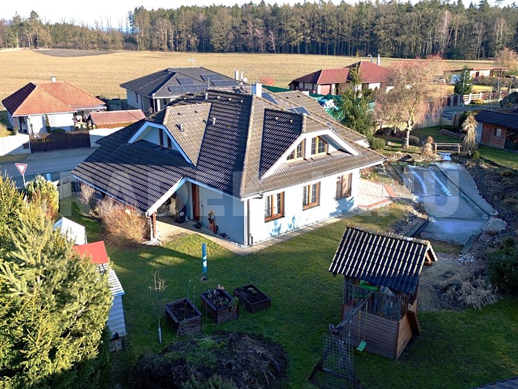 Prodej rodinného domu 250 m², pozemek 1 608 m² - foto 8