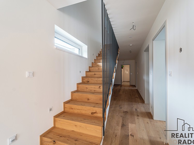 Prodej rodinného domu 241 m², pozemek 810 m² - foto 8