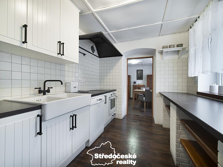 Prodej rodinného domu 240 m², pozemek 721 m² - foto 3
