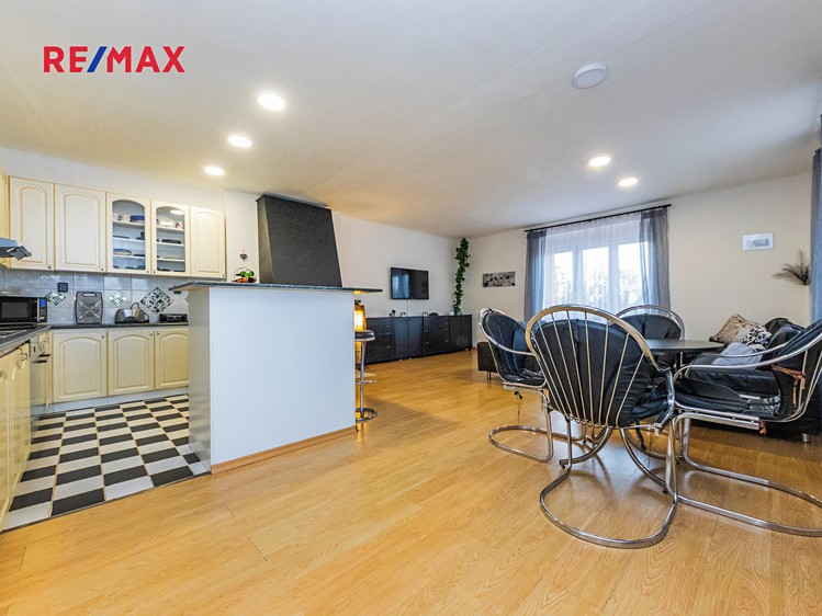 Prodej rodinného domu 177 m², pozemek 376 m² - foto 2