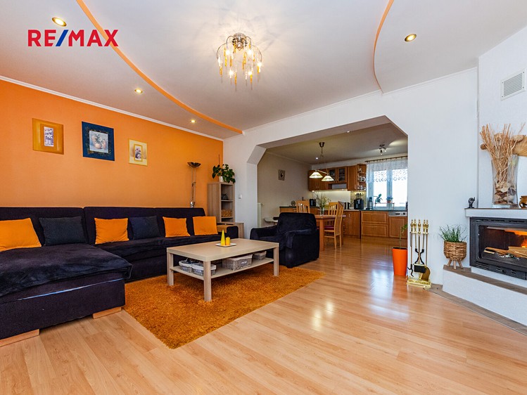 Prodej rodinného domu 309 m², pozemek 854 m² - foto 2