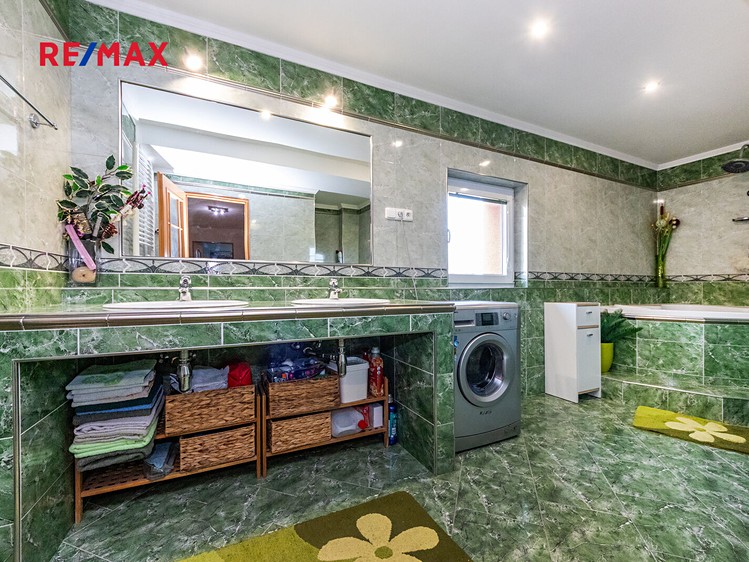 Prodej rodinného domu 309 m², pozemek 854 m² - foto 4