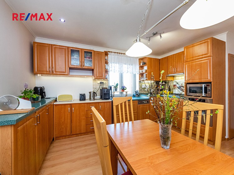 Prodej rodinného domu 309 m², pozemek 854 m² - foto 3