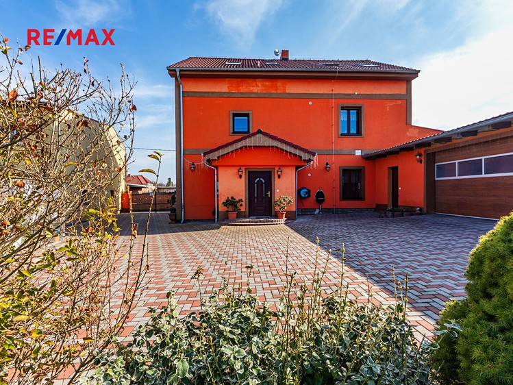 Prodej rodinného domu 309 m², pozemek 854 m² - foto 1