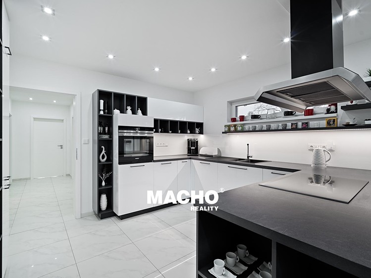 Prodej rodinného domu 220 m², pozemek 458 m² - foto 2