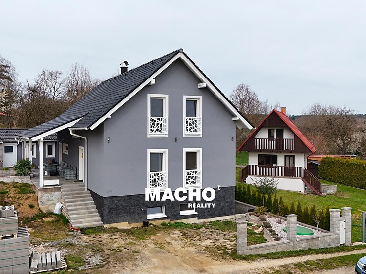 Prodej rodinného domu 220 m², pozemek 458 m² - foto 1