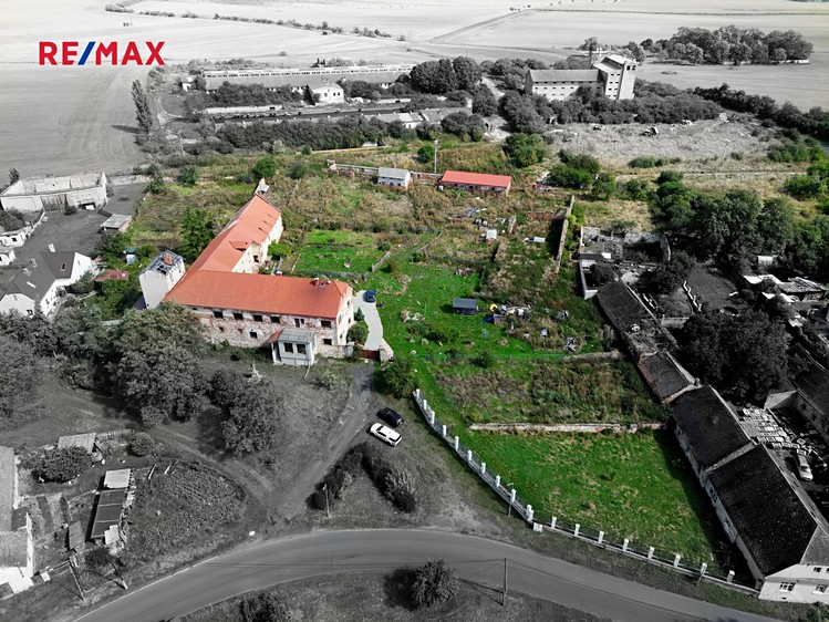 Prodej rodinného domu 732 m², pozemek 14 444 m² - foto 2