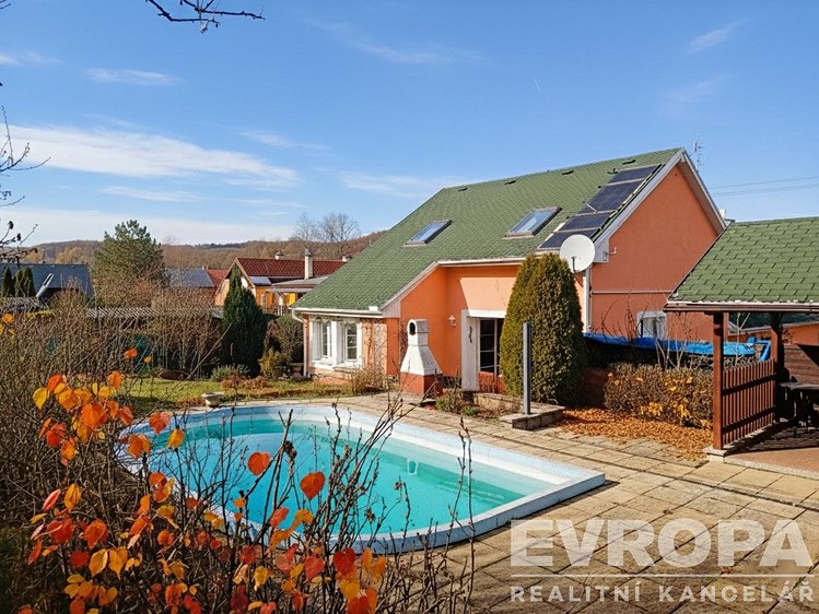 Prodej rodinného domu 260 m², pozemek 694 m² - foto 2