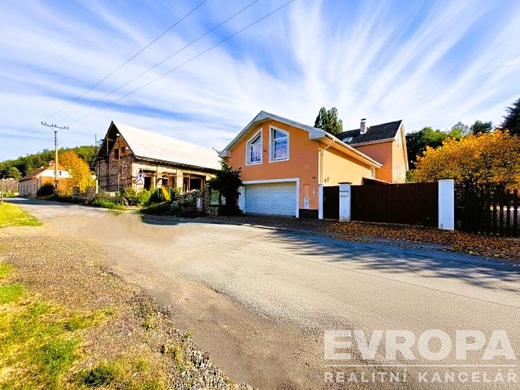 Prodej rodinného domu 260 m², pozemek 694 m² - foto 1