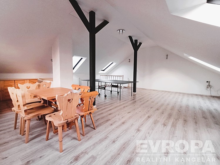 Prodej rodinného domu 260 m², pozemek 694 m² - foto 6