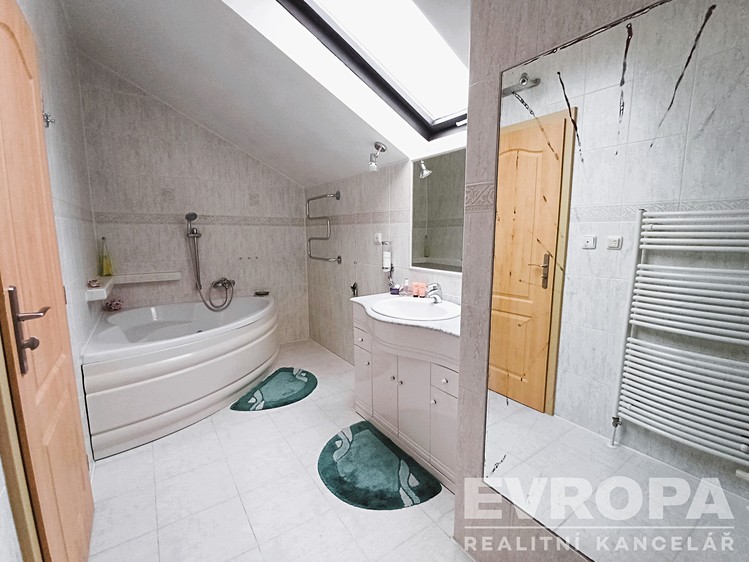 Prodej rodinného domu 260 m², pozemek 694 m² - foto 8