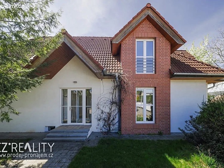 Prodej vily 300 m², pozemek 1 300 m² - foto 1