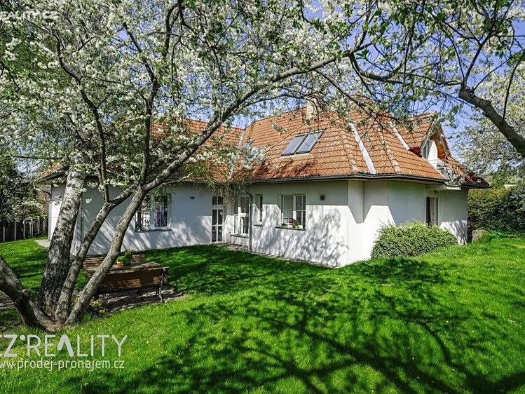 Prodej vily 300 m², pozemek 1 300 m² - foto 3