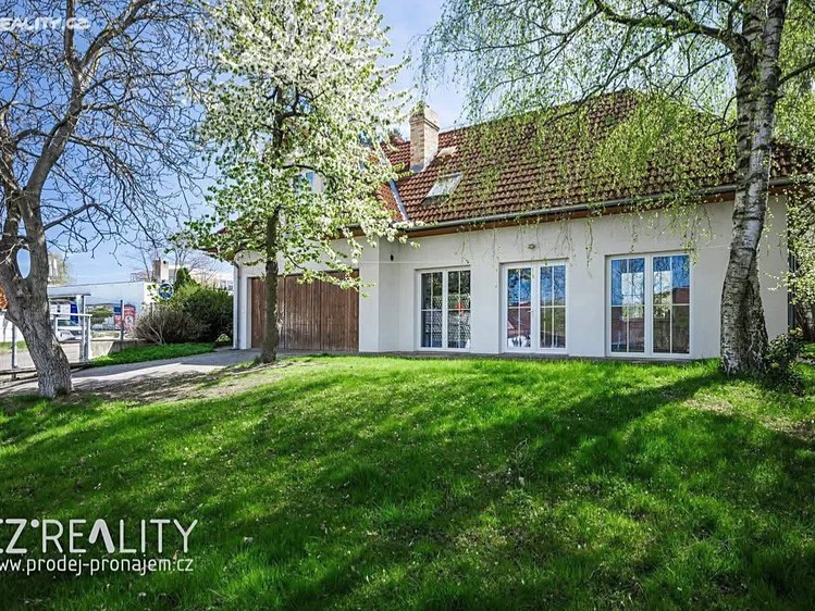 Prodej vily 300 m², pozemek 1 300 m² - foto 2