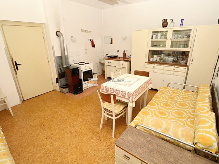 Prodej rodinného domu 185 m², pozemek 2 096 m² - foto 2