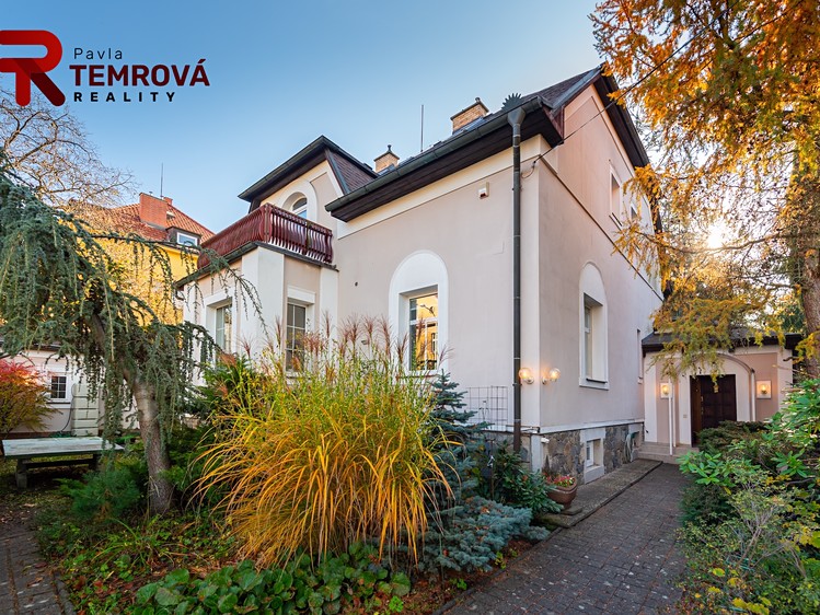 Prodej vily 365 m², pozemek 1 038 m² - foto 1