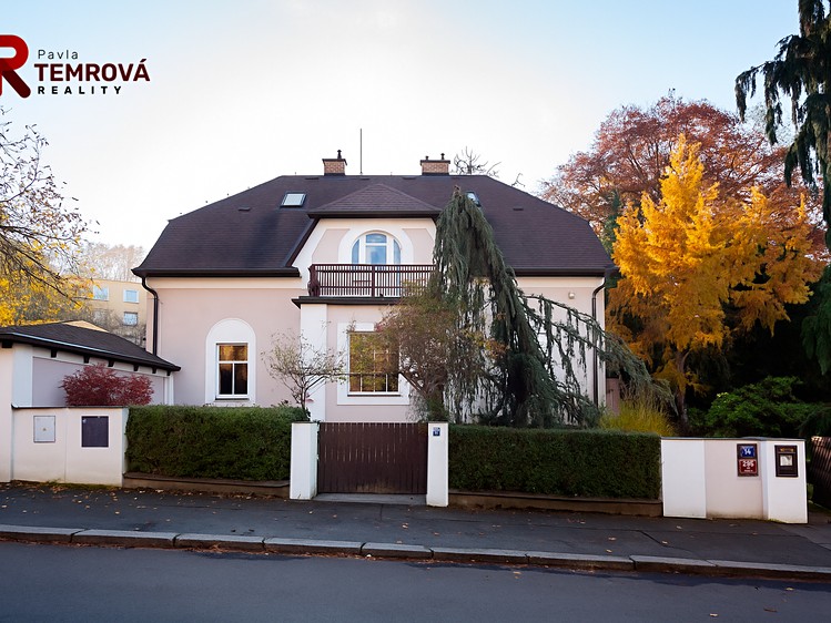 Prodej vily 365 m², pozemek 1 038 m² - foto 4