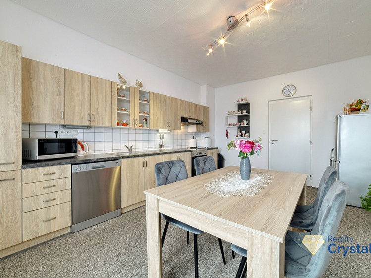 Prodej rodinného domu 450 m², pozemek 916 m² - foto 1