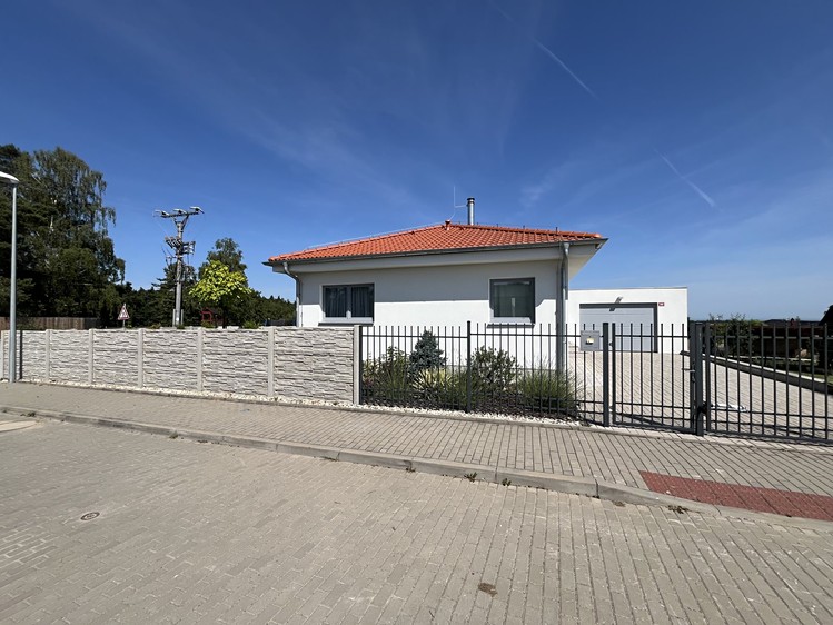 Prodej rodinného domu 101 m², pozemek 848 m² - foto 2
