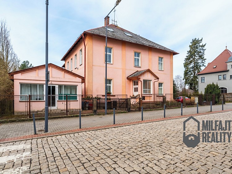Prodej rodinného domu 225 m², pozemek 931 m² - foto 2