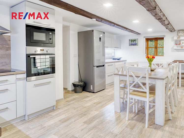 Prodej rodinného domu 320 m², pozemek 2 299 m² - foto 2