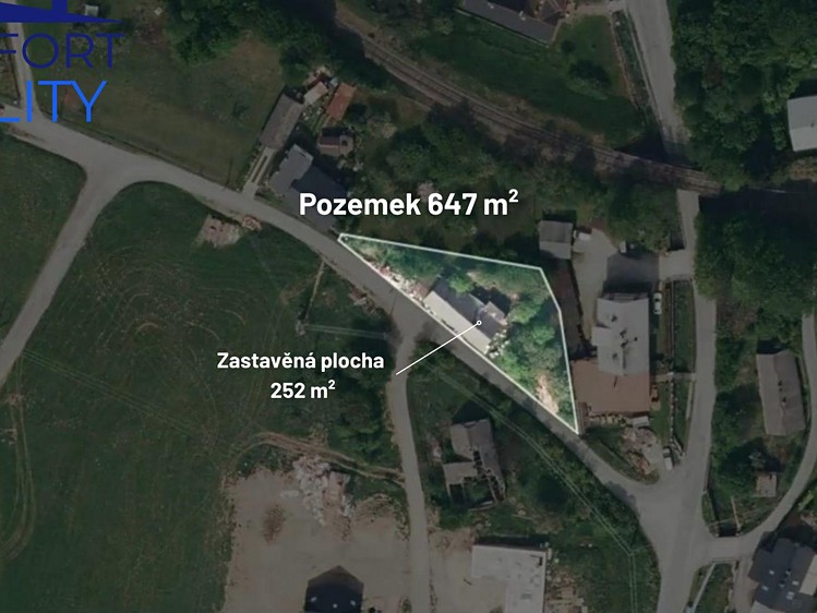Prodej rodinného domu 252 m², pozemek 647 m² - foto 1